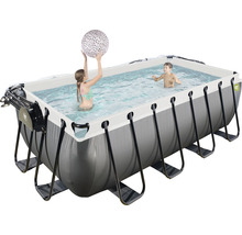Rechteckiger Swimmingpool mit Stahlrahmen und zwei Kindern, die darin spielen.