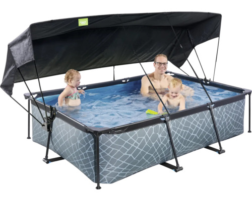 Piscine familiale avec toit de protection solaire et personnes dans l''eau