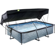 Rechteckiger Pool mit Sonnensegel für den Garten.