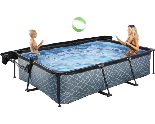 Piscine tubulaire rectangulaire avec personnes et ballon dans le jardin