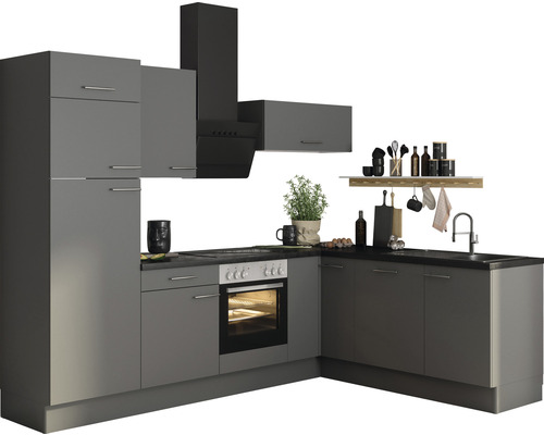 Komplette Küchenzeile mit Spüle, Herd, Dunstabzugshaube und Schränken.