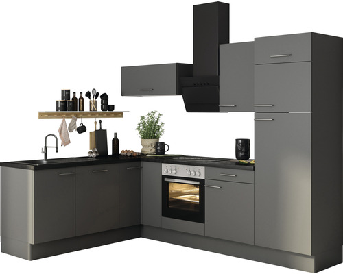 Komplette graue Küche mit Spüle, Herd, Backofen, Dunstabzugshaube und Hängeschränken.