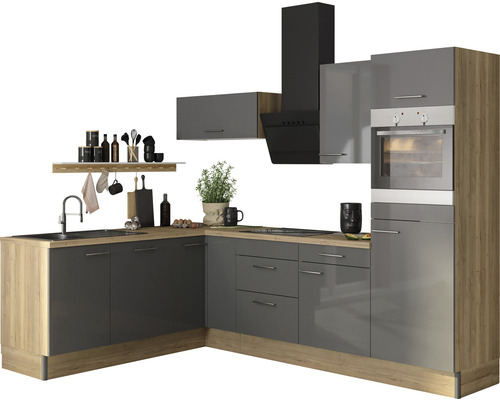 Komplette Küche mit Spüle, Herd, Dunstabzugshaube und eingebautem Ofen in grau-braunem Design