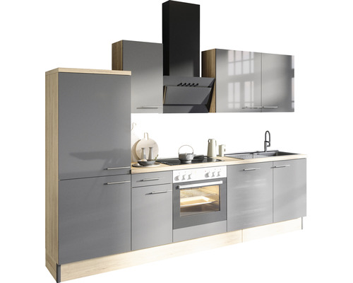 Cuisine moderne avec évier, cuisinière, hotte aspirante et armoires, pour une ambiance claire et organisée.