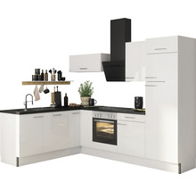 Moderne Küche mit weißen Schränken, schwarzer Arbeitsplatte und Dunstabzugshaube.