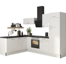 Moderne Küche mit weißen Schränken, schwarzer Arbeitsplatte und Dunstabzugshaube.