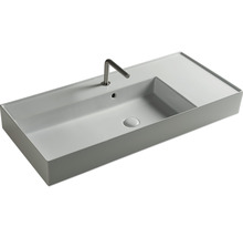 Waschtisch aus Sanitärkeramik mit Armatur