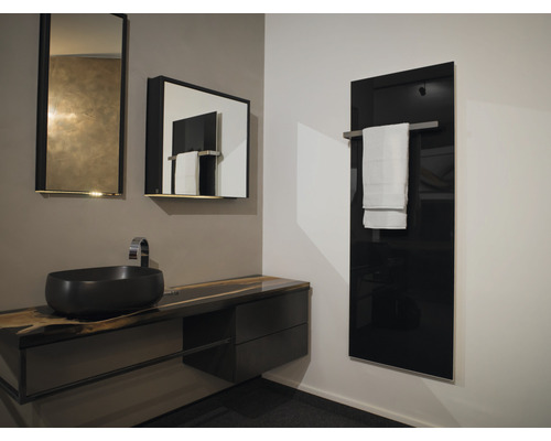 Salle de bain moderne avec lavabo, miroirs et sèche-serviettes