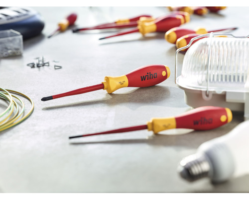 Scène avec plusieurs tournevis, ampoules et matériel d''installation.