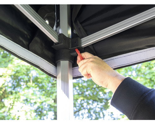 Vue détaillée d''un pavillon lors du verrouillage du cadre