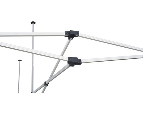 Vue détaillée du cadre en aluminium d''un pavillon avec des connecteurs noirs.