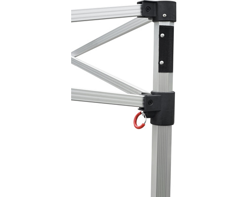 Vue détaillée d''une structure de pavillon avec des entretoises en aluminium et des raccords noirs