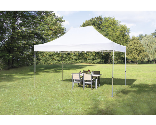 Festzelt mit Tisch und Stühlen im Garten