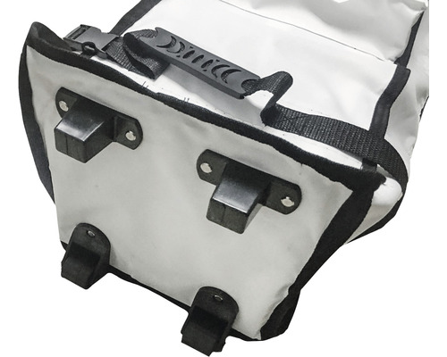 Detailansicht einer Transporttasche mit Tragegriffen und Befestigungselementen.