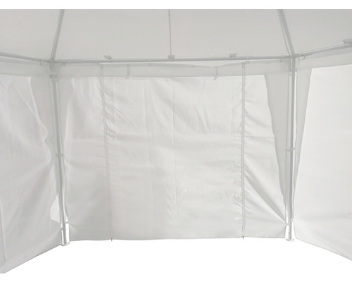 Innenansicht eines Pavillons mit weißen Seitenwänden.