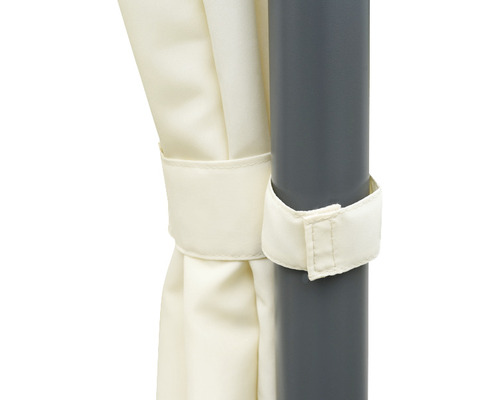 Detailansicht eines Pavillons mit Stoffvorhang und Befestigungsband