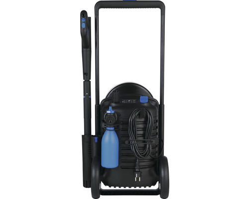 Vue arrière d''un nettoyeur haute pression avec poignée, roues, câble d''alimentation, pistolet de pulvérisation et flacon de nettoyage