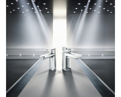 Zwei Waschtischarmaturen in modernem Design auf einem Waschtisch.