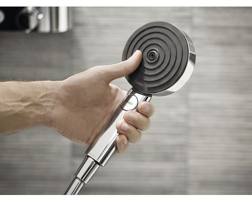 Une main tient une douchette avec différents types de jets.