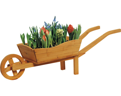 Holzschubkarre mit Blumendekoration als Gartendekoration