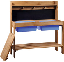 Matschküche aus Holz mit zwei blauen Wannen, Ablagefläche und Tafel