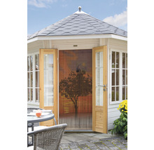 Pavillon de jardin avec portes en bois ouvertes et rideau de perles avec motif d''arbre