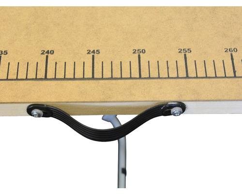 Detailansicht einer Werkbank mit Maßeinteilung und Befestigungselementen