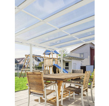Terrasse mit Überdachung, Tisch und Stühlen in einem Garten