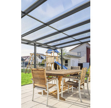 Terrasse mit Terrassenüberdachung, Gartentisch und Stühlen