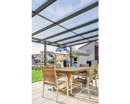 Terrasse mit Terrassenüberdachung, Gartentisch und Stühlen