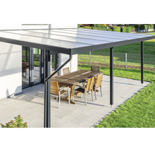 Terrassenüberdachung mit Tisch und Stühlen im Garten