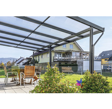 Terrassenüberdachung mit Tisch und Stühlen im Garten