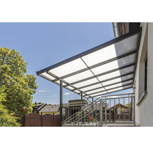 Terrassenüberdachung mit transparentem Dach und Metallrahmen