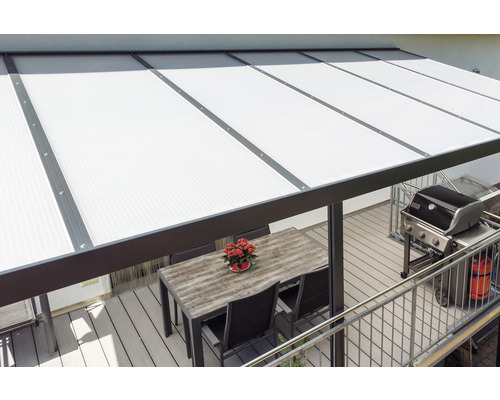 Terrasse mit Terrassenüberdachung, Tisch und Grill