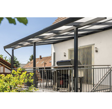 Terrasse mit Terrassenüberdachung und Grill