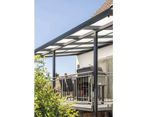 Terrassenüberdachung mit Grill auf einer Terrasse