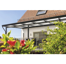Terrassenüberdachung aus Metall und Glas an einem Wohnhaus