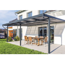 Terrassenüberdachung mit Gartenmöbeln vor einem Haus