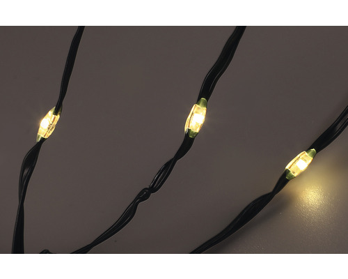 Nahaufnahme einer Lichterkette mit kleinen, warm leuchtenden Lichtern