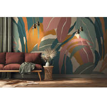 Wohnzimmer mit abstraktem Blättertapetenmuster, Sofa und Beistelltisch