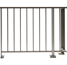 Metallzaun mit vertikalen Streben für den Aussenbereich