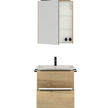 Badezimmer mit Waschbeckenunterschrank und Spiegelschrank