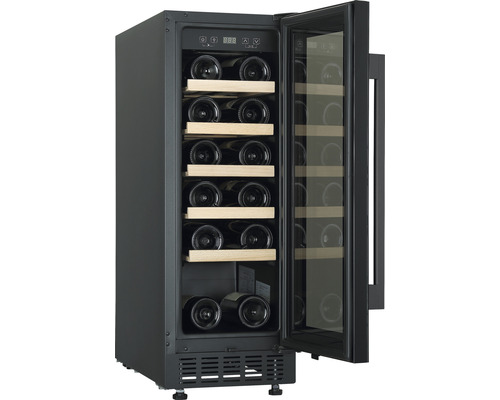 Offener Weinkühlschrank mit Holzeinlegeböden und mehreren Weinflaschen