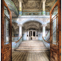 Innenraum eines verlassenen Gebäudes mit Treppe und Säulen