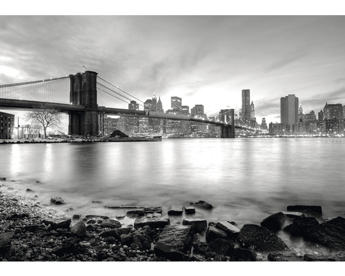 Photo en noir et blanc du pont de Brooklyn et de la ligne d''horizon de New York