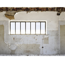 Industrieraum mit Fenster und bröckelndem Putz