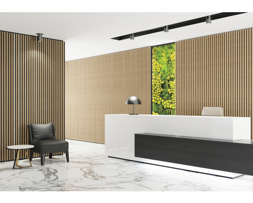 Empfangsbereich mit Holzpaneelen, Rezeption, Sitzgelegenheiten und Marmorboden