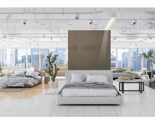 Helle Betten in einem geräumigen Schlafzimmer mit Akustikpaneelen