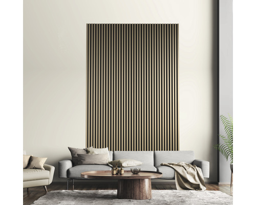 Wohnzimmer mit Wandpaneelen aus Holz, Sofa, Tisch und Teppich