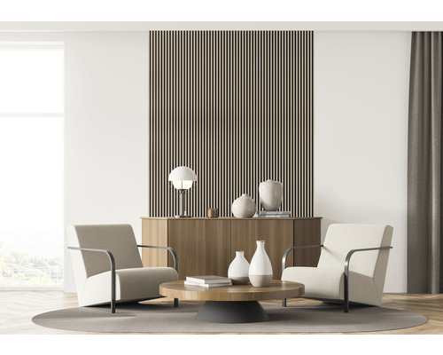 Helles Wohnzimmer mit Sesseln, Couchtisch und Holzpaneelen an der Wand